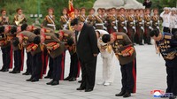 Pemimpin Korea Utara Kim Jong Un membungkuk saat mengunjungi makam para veteran Perang Pembebasan Tanah Air, di Pyongyang, Korea Utara, dalam foto yang dirilis pada 26 Juli 2023 oleh Kantor Berita Pusat Korea (KCNA) Korea Utara.  