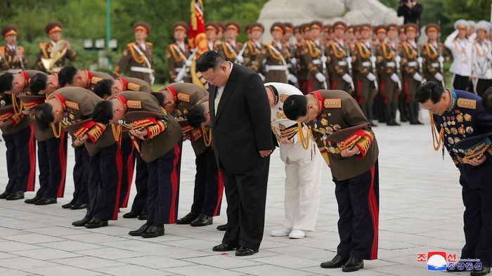 North Korean leader Kim Jong Un places a flower during a visit to the tomb of the veterans of the Fatherland Liberation War, in Pyongyang, North Korea,  in this photo released on July 26, 2023 by North Korea's Korean Central News Agency (KCNA). KCNA via REUTERS    ATTENTION EDITORS - THIS IMAGE WAS PROVIDED BY A THIRD PARTY. REUTERS IS UNABLE TO INDEPENDENTLY VERIFY THIS IMAGE. NO THIRD PARTY SALES. SOUTH KOREA OUT. NO COMMERCIAL OR EDITORIAL SALES IN SOUTH KOREA.