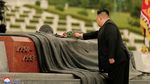 Momen Kim Jong Un Kunjungi Pemakaman Prajurit Perang Korea