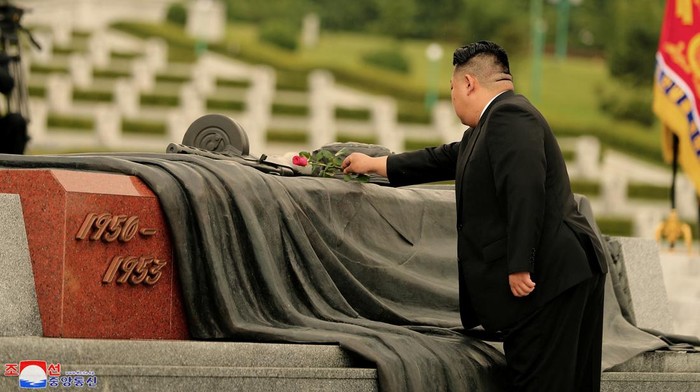 North Korean leader Kim Jong Un places a flower during a visit to the tomb of the veterans of the Fatherland Liberation War, in Pyongyang, North Korea,  in this photo released on July 26, 2023 by North Korea's Korean Central News Agency (KCNA). KCNA via REUTERS    ATTENTION EDITORS - THIS IMAGE WAS PROVIDED BY A THIRD PARTY. REUTERS IS UNABLE TO INDEPENDENTLY VERIFY THIS IMAGE. NO THIRD PARTY SALES. SOUTH KOREA OUT. NO COMMERCIAL OR EDITORIAL SALES IN SOUTH KOREA.