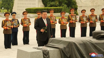 Momen Kim Jong Un Kunjungi Pemakaman Prajurit Perang Korea