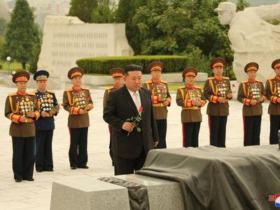 Momen Kim Jong Un Kunjungi Pemakaman Prajurit Perang Korea