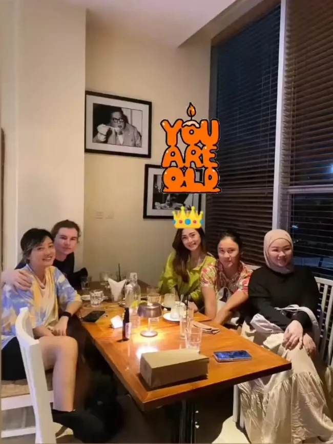 Kemesraan mereka menimbulkan spekulasi soal pernikahan. Kira-kira kapan ya Leony dan pacar bulenya menuju pelaminan? (Foto: Instagram)