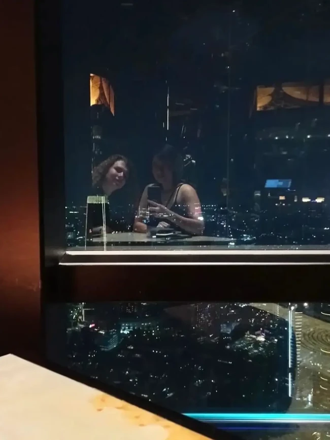 Leony pernah mengonfirmasi hubungan tersebut lewat sebuah unggahan. Found you! (menemukanmu) @charles.n.g.s, tulis mantan penyanyi cilik itu sebagai keterangan fotonya disertai emoticon hati. (Foto: Instagram)