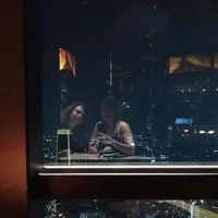 Leony pernah mengonfirmasi hubungan tersebut lewat sebuah unggahan. Found you! (menemukanmu) @charles.n.g.s, tulis mantan penyanyi cilik itu sebagai keterangan fotonya disertai emoticon hati. (Foto: Instagram)