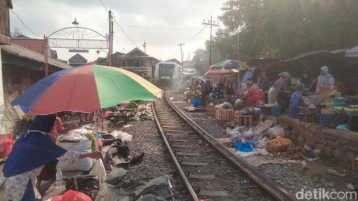 Pasar Dupak Magersari yang berada di pelintasan KA dekat PGS Surabaya.