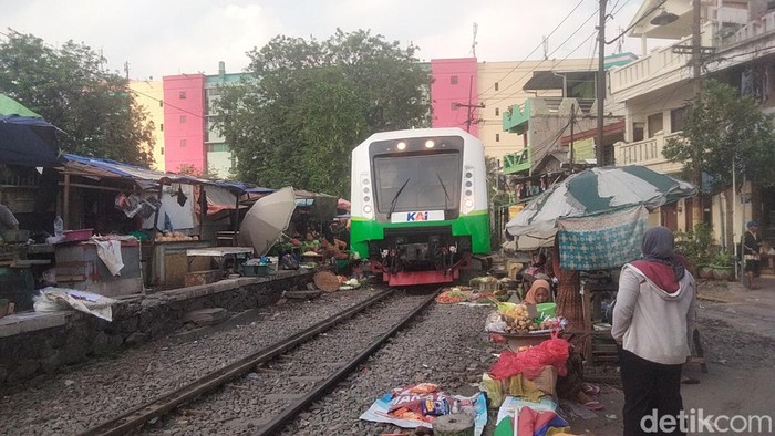 Pasar Dupak Magersari yang berada di pelintasan KA dekat PGS Surabaya.