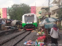 Pasar Ekstrem Surabaya, Transaksi Jual Beli di Perlintasan Kereta Api