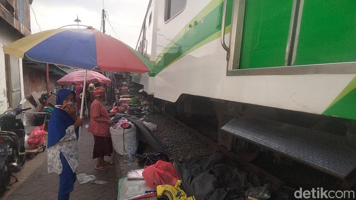Pasar Dupak Magersari yang berada di pelintasan KA dekat PGS Surabaya.