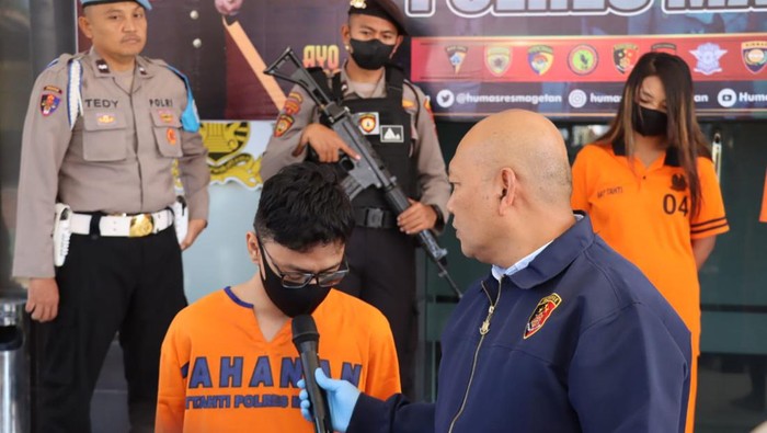 Pelaku penipuna janda di Magetan saat dihadirkan dalam press release