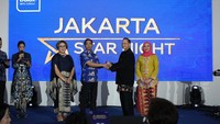 (Ki-ka) Iman Firmansyah, KASUBAG TU, Unit Pengelola Gedung Pertunjukan Seni dan Budaya, Dinas Kebudayaan DKI Jakarta dan Yudhy Aryanto, Country Commercial Head, PT ICI Paints Indonesia (AkzoNobel Decorative Paints Indonesia); melakukan serah terima plakat sebagai simbolis dukungan AkzoNobel Decorative Paints Indonesia dalam memperindah Gedung Pertunjukan Seni Budaya Balai Budaya Condet.  