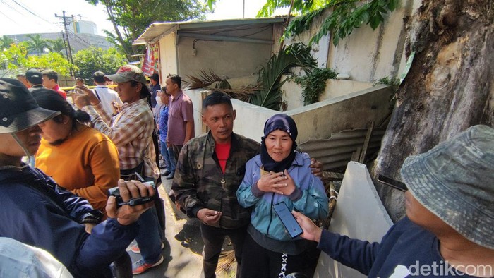 Mertua Fauzy, Diki Sulistyanto dan Sulistyowati saat berada di lokasi kejadian perampokan dan pembunuhan, Kamis (27/7/2023).