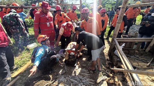 Tim SAR gabungan menyedot air dari lubang galian lain sebagai upaya untuk operasi pencarian delapan penambang yang terjebak air di Desa Pancurendang, Kecamatan Ajibarang, Banyumas, Kamis (27/7/2023).