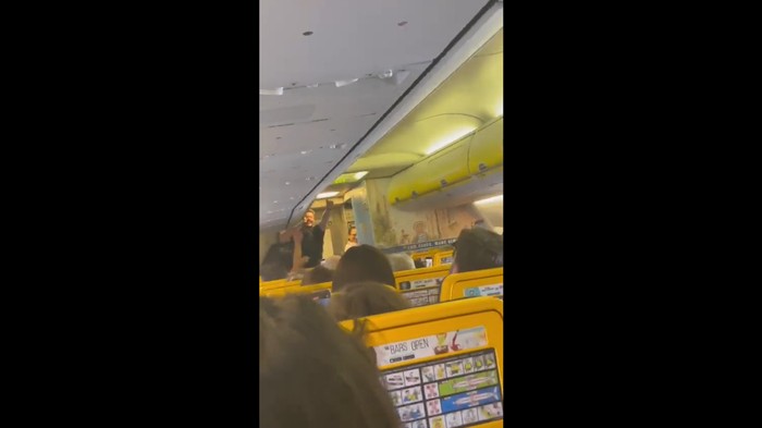 Penumpang menyanyi di interkom pesawat Ryan Air