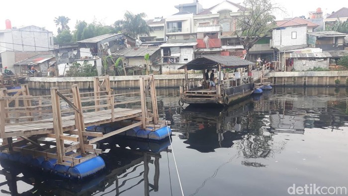 Perahu Dekat Komplek Mewah