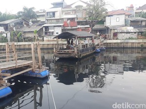 Unik! Masih Ada Transportasi Getek Dekat Perumahan Mewah di Tengah Jakarta