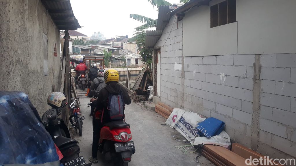 Perahu Dekat Komplek Mewah