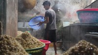 Dalam sebulan terakhir, sulitnya mendapatkan gas elpiji 3 kg sebagai bahan bakar pembuatan tempe menyebabkan produksinya turun dari 300 kg menjadi 200 kg per hari.  