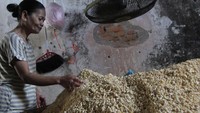Perajin mengolah kedelai dalam proses pembuatan tempe di sentra industri tempe rumah tangga Sanan, Malang, Jawa Timur, Kamis (27/7/2023).  