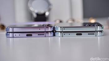 Saat dilipat Galaxy Z Flip 5 lebih tipis 2 mm dari Flip 4. Foto: Adi Fida Rahman/detikINET