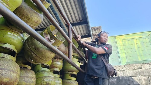 Salah satu petugas di PT Putra Bisma Jaya, Jalan Waribang No. 111 Kesiman, Denpasar, Bali tengah menurunkan LPG 3 kg pada Kamis (27/7/2023).