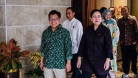 Cak Imin (kiri) dan Puan Maharani bersiap untuk memberikan keterangan pers di rumah dinas Cak Imin, Jalan Widya Chandra IV, Jakarta, Kamis (27/7/2023).