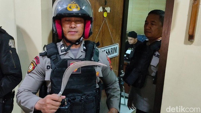 Polisi menunjukkan barang bukti celurit milik pelajar SMK Cianjur