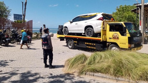 Polisi pindahkan mobil Mitsubishi Pajero Sport terduga penabrak pengendara sepeda motor di Jalan Sunset Road-Jalan Kunti, Kecamatan Kuta, Kabupaten Badung dari Pantai Bangsal, Sanur, Denpasar. (Dok. Polsek Denpasar Selatan)