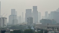 Berdasarkan pantauan dari beberapa aplikasi pengukur kualitas udara, Kondisi udara di Ibu Kota Jakarta sangat berbahaya. Ini salah satu potretnya di kawasan Mampang Prapatan, Jakarta Selatan, Kamis (27/7/2023) siang. Zizu/detikHealth