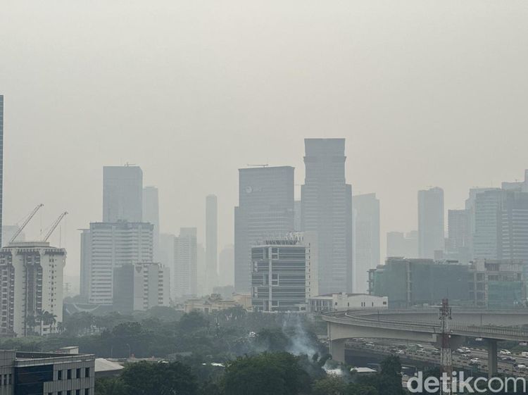 Potret Udara Buruk Jakarta yang Sering Dikira Mendung, Awas Bahaya!