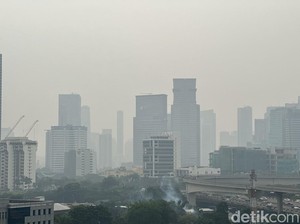 Bukan Mendung! Jakarta Diselimuti Langit Abu-abu, Polusi Bikin Paru Ambyar