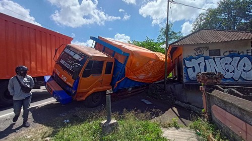 Posisi terakhir truk pengangkut 20 ton tepung yang berada di depan bengkel motor usai memicu tabrakan beruntun, Kamis (27/7/2023). (chairul amri simabur/detikBali)