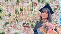 Dina Risti, ibu dari Amanda juga hadir ke Inggris untuk ikut merayakan kelulusan putrinya. (Foto: Instagram: @amandacaesaa)