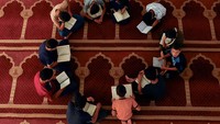 Anak-anak Gaza berduyun-duyun ke pusat hafalan Al-Quran selama musim panas di Khan Younis di Jalur Gaza selatan.  