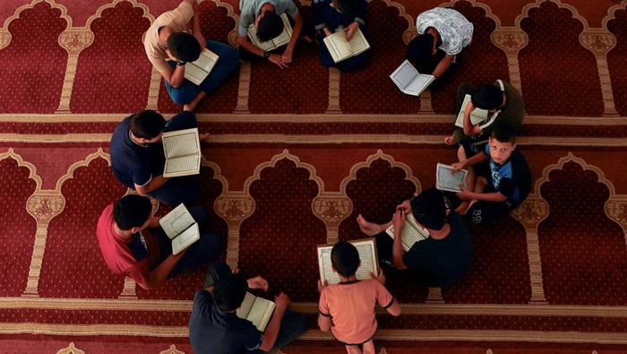 Palestinian girls memorize the holy Koran during a memorization session at a mosque as Gazan children flock to the Koran memorization centers in summer, in Khan Younis in the southern Gaza Strip July 15, 2023. REUTERS/Ibraheem Abu Mustafa