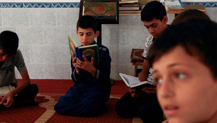 Palestinian girls memorize the holy Koran during a memorization session at a mosque as Gazan children flock to the Koran memorization centers in summer, in Khan Younis in the southern Gaza Strip July 15, 2023. REUTERS/Ibraheem Abu Mustafa