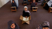 Anak-anak gadis Palestina tengah menghafal Al-Quran di sebuah masjid di Khan Younis di Jalur Gaza selatan 15 Juli 2023.  