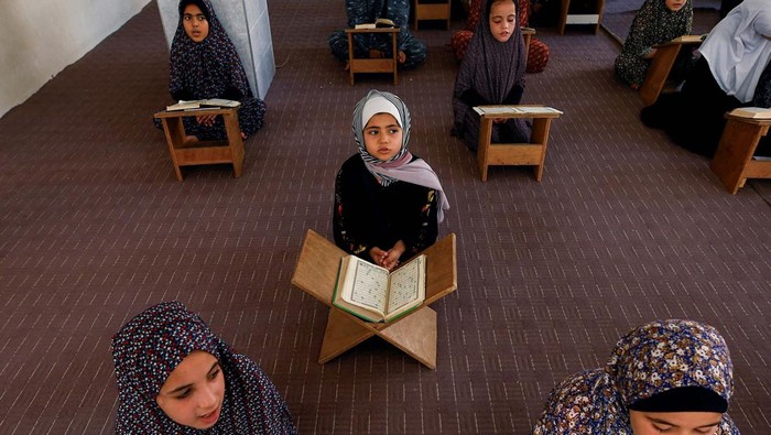 Palestinian girls memorize the holy Koran during a memorization session at a mosque as Gazan children flock to the Koran memorization centers in summer, in Khan Younis in the southern Gaza Strip July 15, 2023. REUTERS/Ibraheem Abu Mustafa