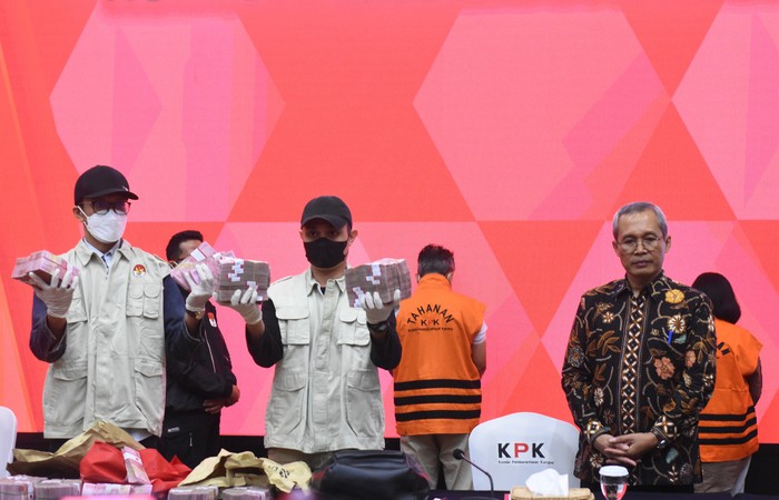 Direktur Utama PT Kindah Abadi Utama Roni Aidil (kiri) dan Direktur Utama PT Intertekno Grafika Sejati Marilya (kanan) berada di dalam mobil tahanan usai ditetapkan sebagai tersangka pascaterjaring operasi tangkap tangan (OTT) di Gedung Merah Putih KPK, Jakarta, Rabu (26/7/2023). KPK menetapkan lima tersangka dari OTT terkait pengadaan barang dan jasa di lingkungan Basarnas, dimana dua dari lima tersangka yakni Kepala Basarnas periode 2021-2023 Marsdya Henri Alfiandi dan Letkol Adm Afri Budi Cahyanto dengan barang bukti uang tunai Rp999,7 juta. ANTARA FOTO/Indrianto Eko Suwarso/rwa.