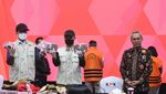 Potret Tersangka OTT Basarnas Tertunduk Malu