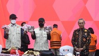 Wakil Ketua Komisi Pemberantasan Korupsi (KPK) Alexander Marwata (kedua kanan) menunjukkan barang bukti dalam konferensi pers terkait penetapan dan penahanan tersangka Direktur Utama PT Kindah Abadi Utama Roni Aidil (tengah) dan Direktur Utama PT Intertekno Grafika Sejati Marilya (kanan) pascaterjaring operasi tangkap tangan di Gedung Merah Putih KPK, Jakarta, Rabu (26/7/2023). 