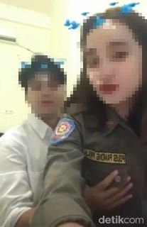 Praja wanita anggota Satpol PP Dharmasraya bermesraaan dengan sesama jenis.