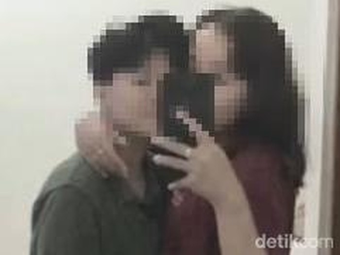 Praja wanita anggota Satpol PP Dharmasraya bermesraaan dengan sesama jenis.