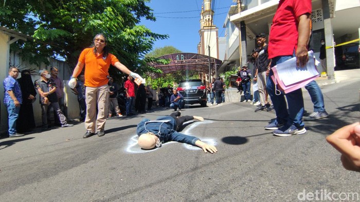 Prarekonstruksi perampok yang bunuh sopir taksi online di Semarang, Kamis (27/7/2023).