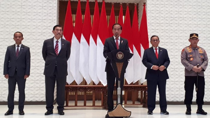 Presiden Jokowi gelar konferensi pers sebelum kunker ke China, di Lanud Halim Perdanakusuma, Jakarta Timur, Kamis (27/7/2023).