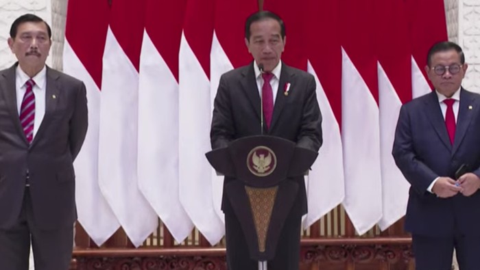 Presiden Jokowi menggelar konpers sebelum kunjungan kerja ke China, di Lanud Halim Perdanakusuma, Cililitan, Jakarta Timur, Kamis (27/7/2023).