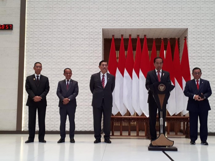 Presiden Jokowi tegaskan tak cawe-cawe soal Ketum Golkar di depan Menko Marves Luhut Binsar Pandjaitan dan Menteri Investasi Bahlil Lahadalia.