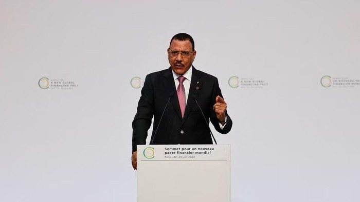 President of Niger, Mohamed Bazoum delivers a speech during the opening session of the New Global Financial Pact Summit at the Palais Brogniart in Paris on June 22, 2023. LUDOVIC MARIN/Pool via REUTERS/File Photo