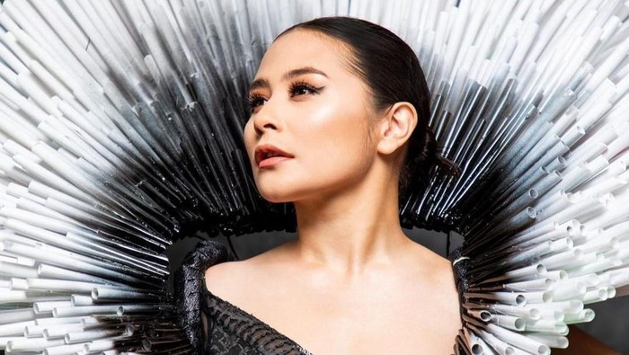 Prilly Latuconsina kostum JFC Prilly Latuconsina kostum JFC