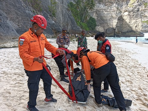 Proses penanganan WNA terseret arus di Diamond beach Desa Pejukutan, Nusa Penida, Klungkung, Kamis (27/7/2023). (Dok Polsek Nusa Penida)